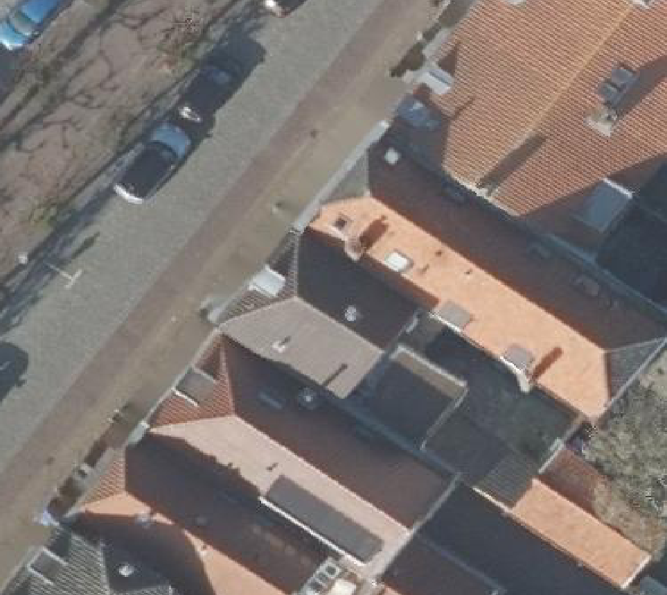 True ortho luchtfoto van Willemstad met zicht op woning