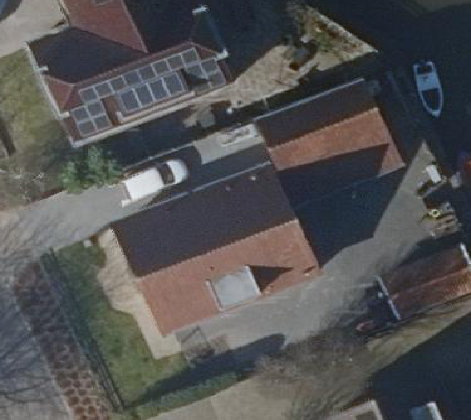 True ortho luchtfoto van Opperdoes met zicht op woning