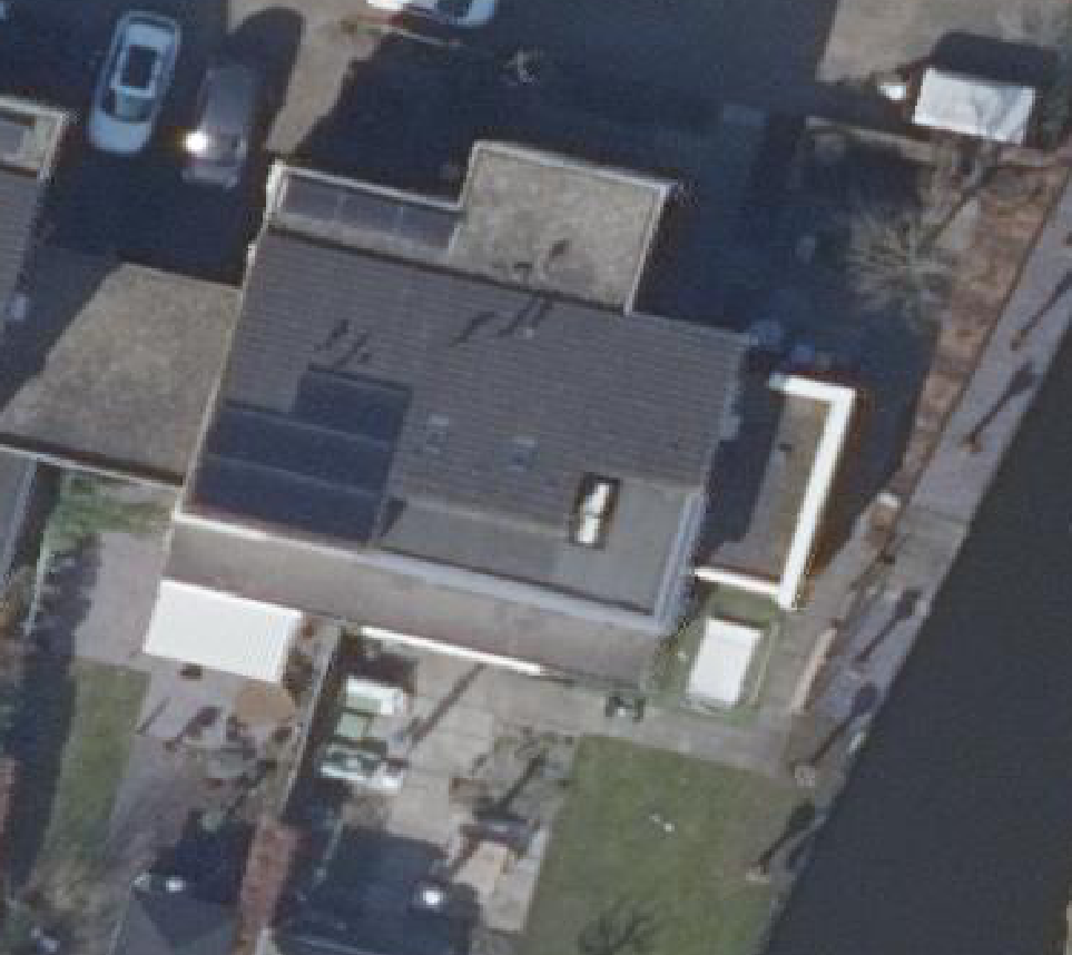 True ortho luchtfoto van Krommenie met zicht op woning