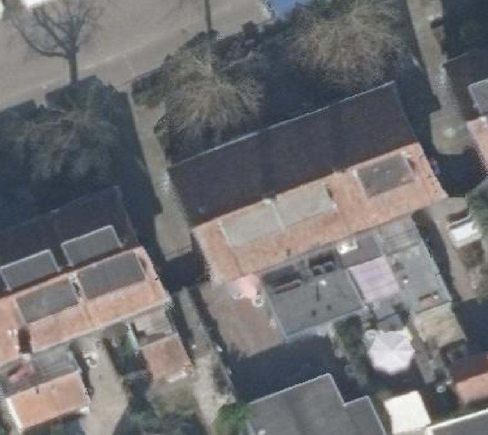 True ortho luchtfoto van Baarn met zicht op woning